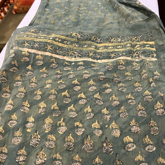 Green and gold scarf - Picture 3 of 6